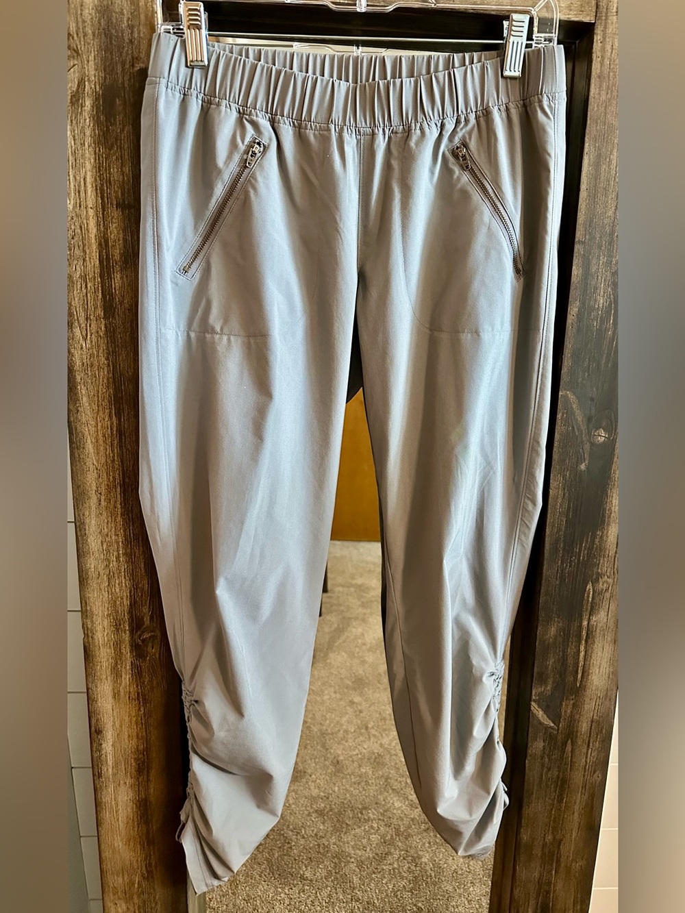 Athleta Gray Ruched Ankle Jogger Pants Lightweight Travel Activewear size 4